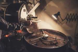Deelnemers volgen een hands-on workshop at a coffee bar in Ghent waar zij leren espresso maken op professionele machines