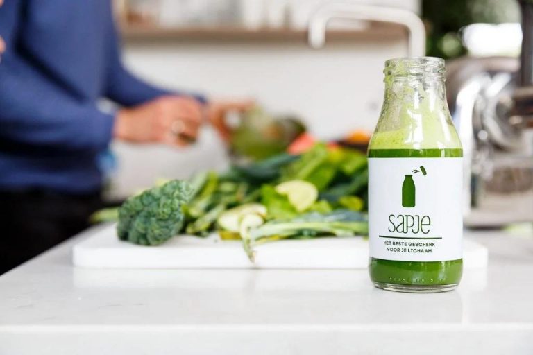 Over ons 10 gezonde ingrediënten voor je sapje om af te vallen: boerenkool, bessen, gember en meer nutritieve opties