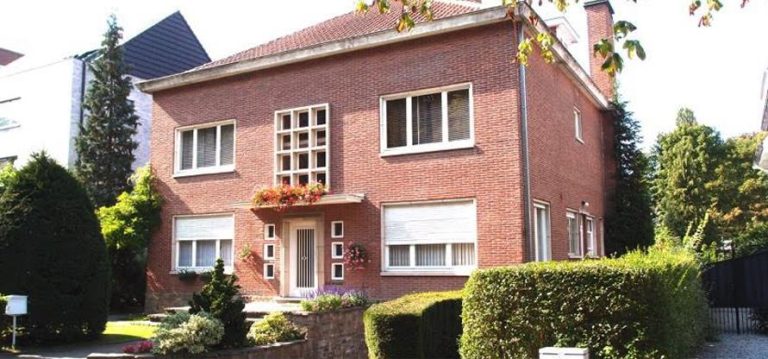 Immo Droom team helpt bij het vinden van een huis te koop in Poperinge met professionele vastgoedservice