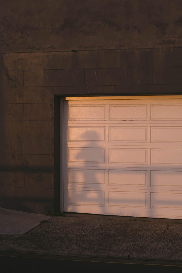 Over ons Moderne elektrische garagepoort onderhoud en reiniging met zeep en water voor eenvoudig schoonhouden