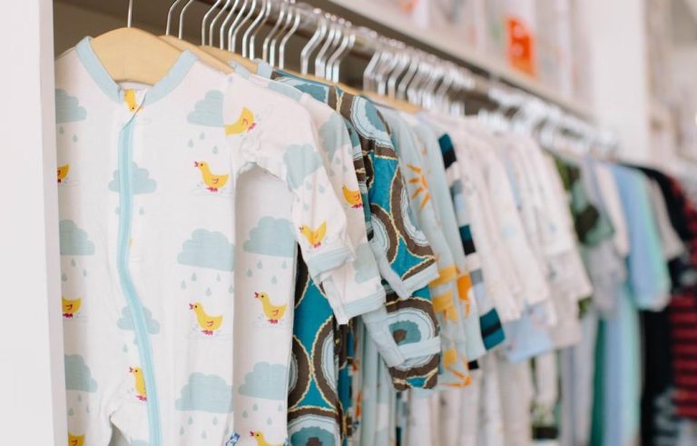 Over ons Babykleertjes van Hust en Claire in stijlvolle ontwerpen voor pasgeboren baby's, beschikbaar in de webshop van Odette en Odil